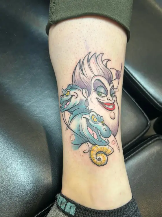 Tatouage couleur d'Ursula et de ses deux murènes sur un mollet.