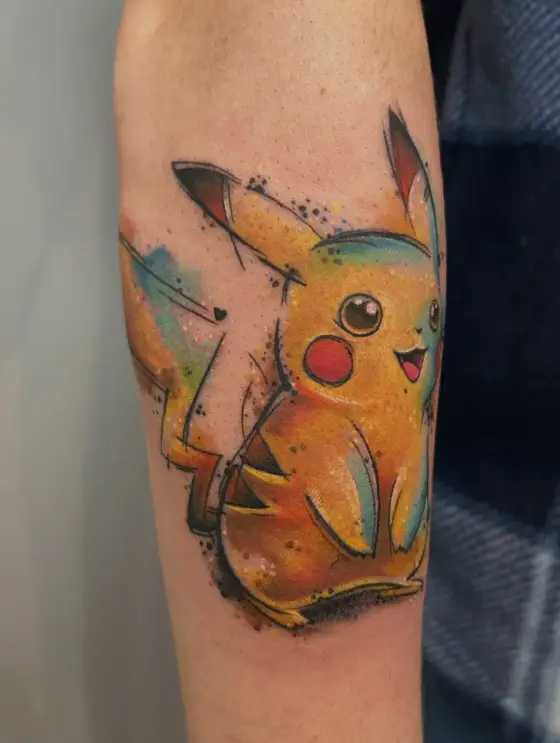 Tatouage aquarelle d'un Pikachu sur un avant-bras.